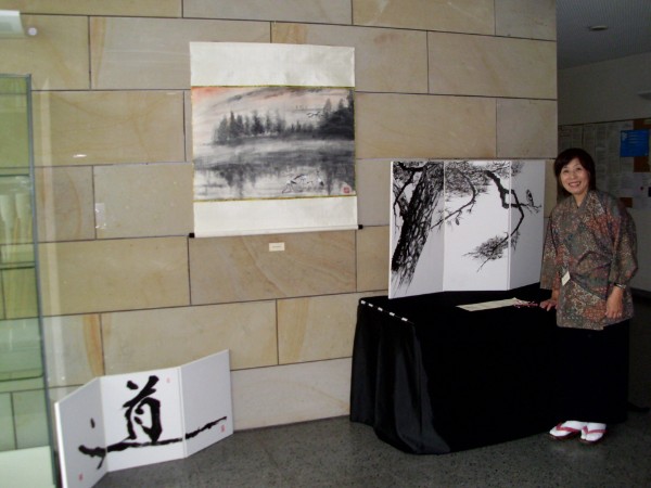 Miwako bei der Ausstellung